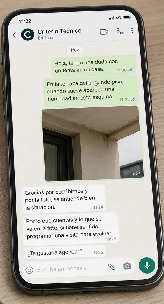 Otra situación con opinión técnica independiente: conversación de WhatsApp en la que una persona describe una humedad en su terraza