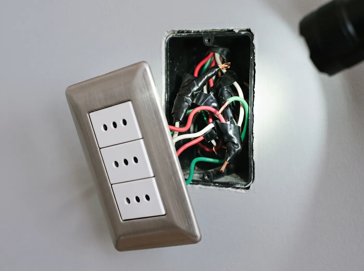 Trabajo de terceros entregado y su verificación: caja eléctrica recién cableada y ordenada, con la tapa metálica apoyada al lado